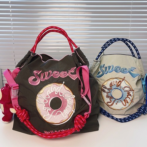 手提斜挎精美刺绣清新甜美防水