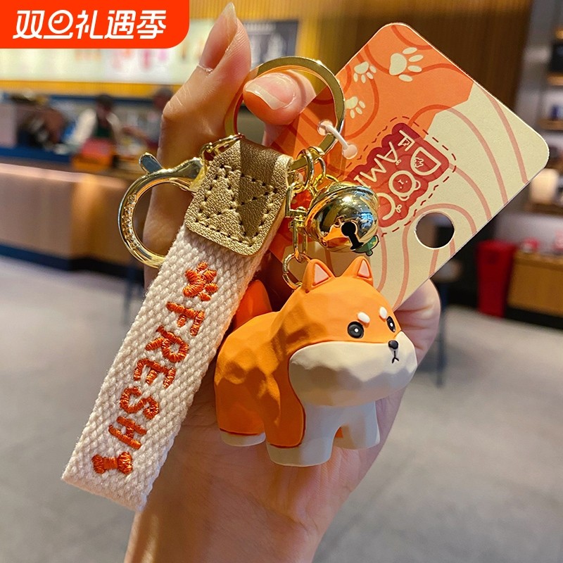 2024年新款木雕风柴犬公仔汽车钥匙扣链女精致书包挂件男生挂饰品