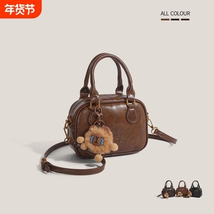 伊布古奇高级感复古潮流手提枕头包包女2025新款时尚单肩包保龄球