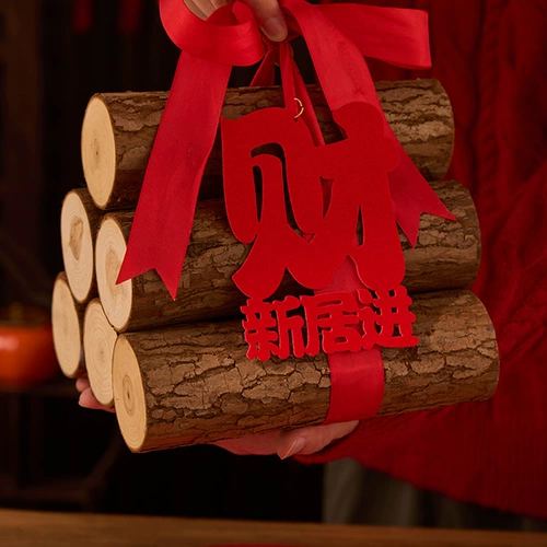 Дом перемещает и украшает дрова в дом, и дерево очень рада переехать в дом.