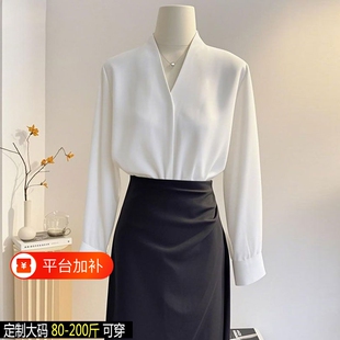 高级感白色V领衬衫女春秋缎面长袖上衣职业西装内搭叠穿加绒通勤