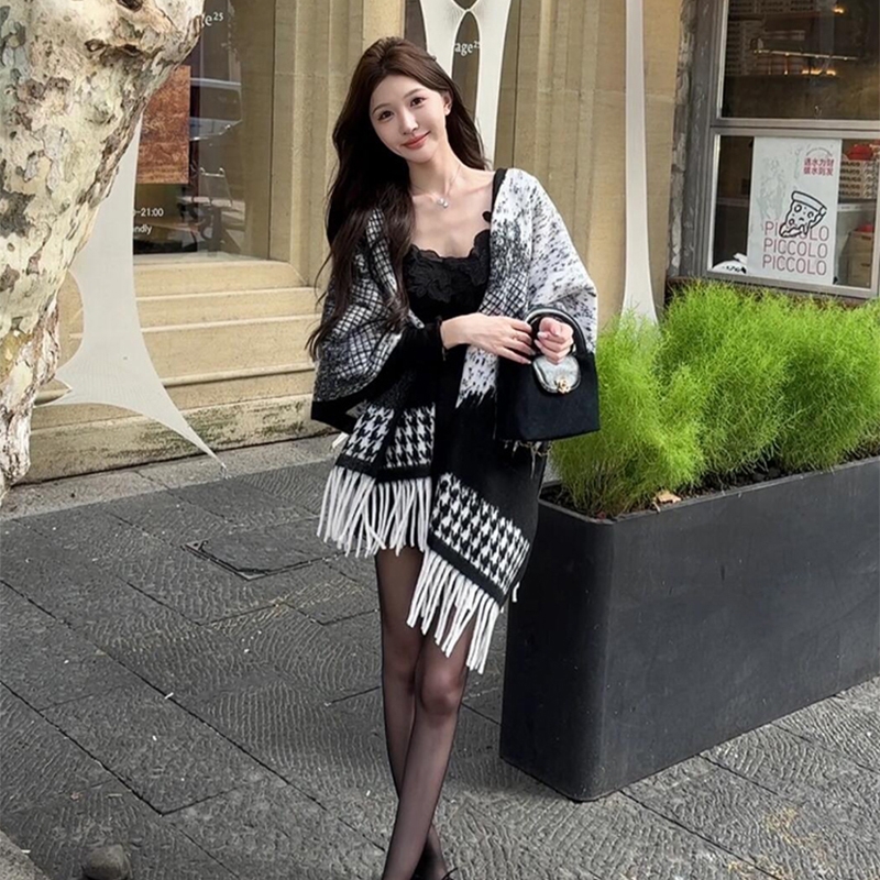 2025新款千鸟格披肩外搭女秋冬季高级感流苏披风超大斗篷围巾黑色
