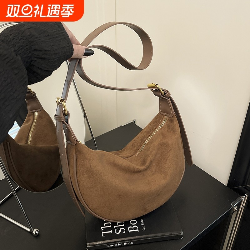 今年流行爆款包包女式2025新款秋冬百搭单肩斜挎包小众磨砂饺子包