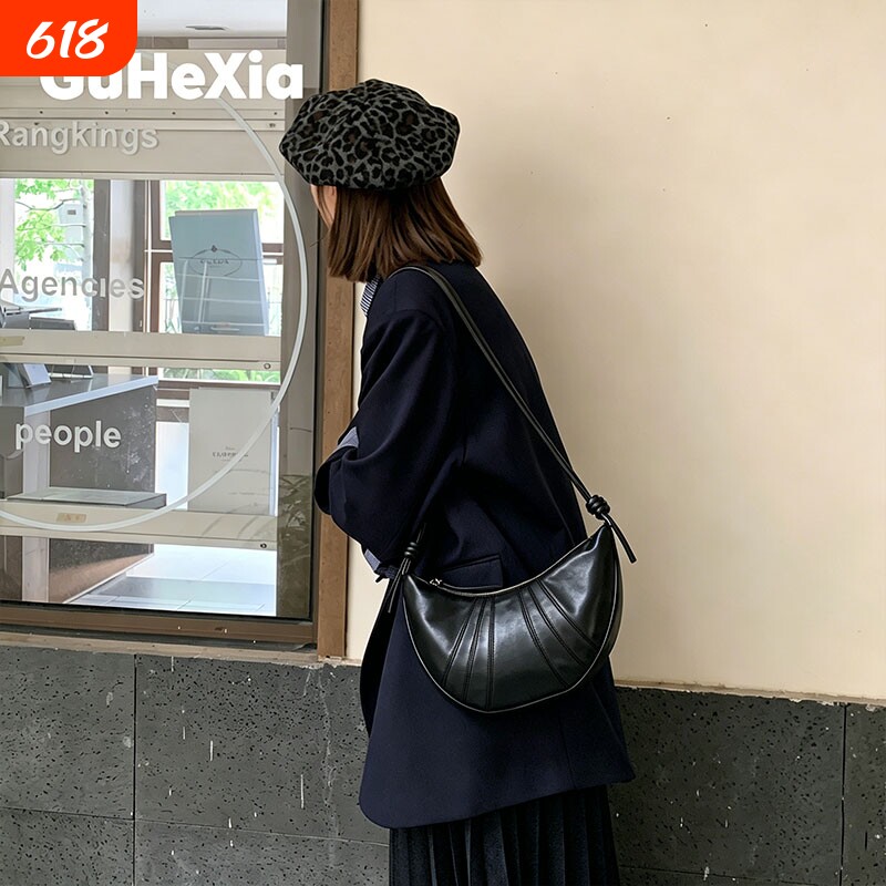 小众通勤牛角包真皮可颂包头层牛皮饺子包大号胸包羊角包斜挎包