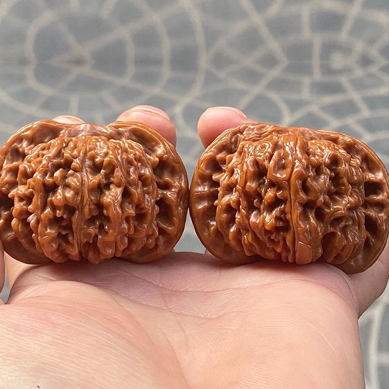 包浆楼子盘龙纹核桃把玩