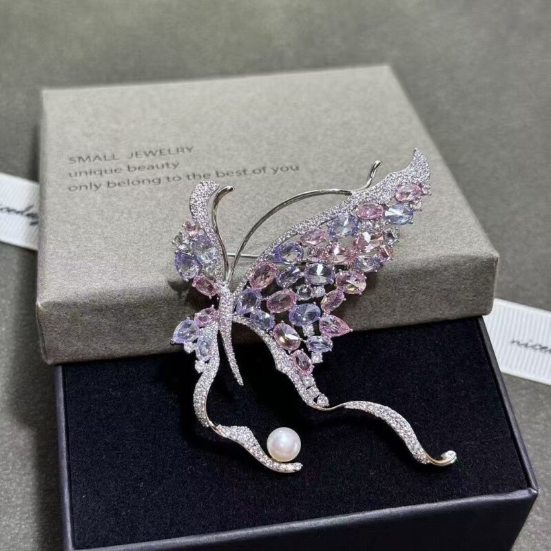 气质蝴蝶轻奢胸针高级高档优雅时尚精致百搭大衣胸花西装别针配饰