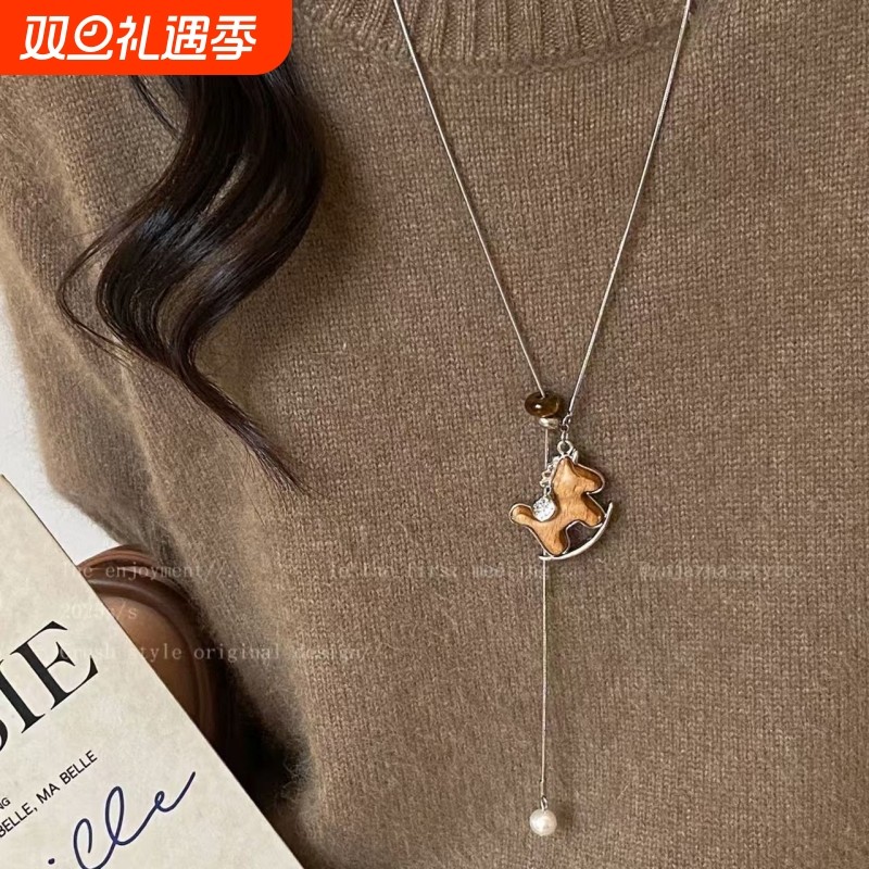 2026新款小马吊坠毛衣链项链女秋冬长款复古本命年好运配饰新