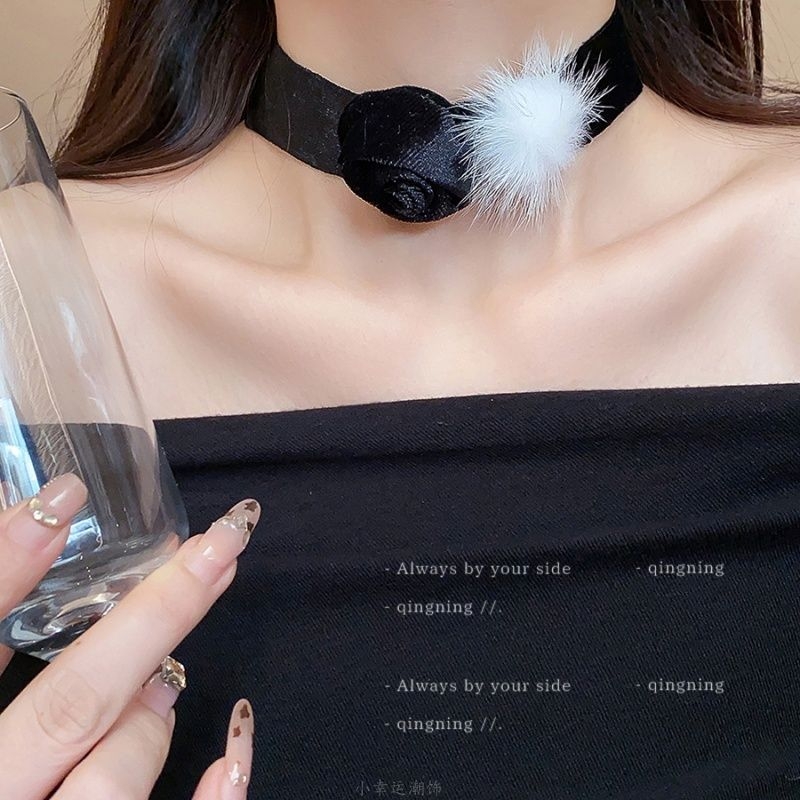黑色绒布花朵毛球项链女秋冬时尚小众设计choker颈链高级感配饰