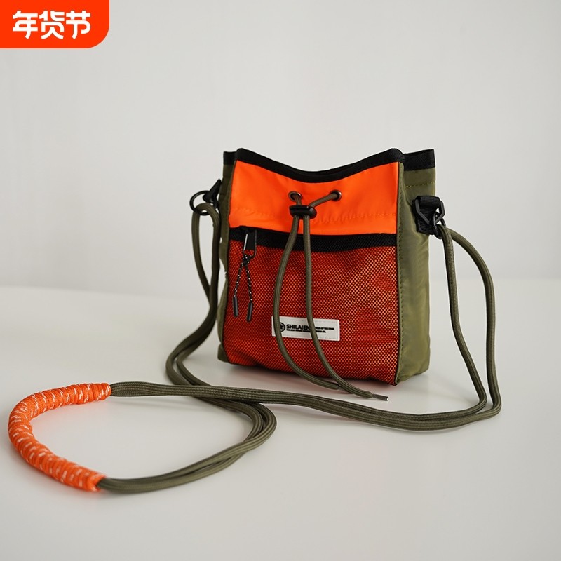 新款山系机能单肩斜挎包男拼色休闲小包抽绳束口2025新款包包女包