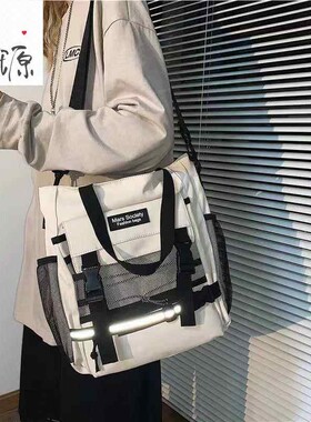 斜挎包男单肩帆布包工装大容量学生男生反光书包女手提袋防水巡航