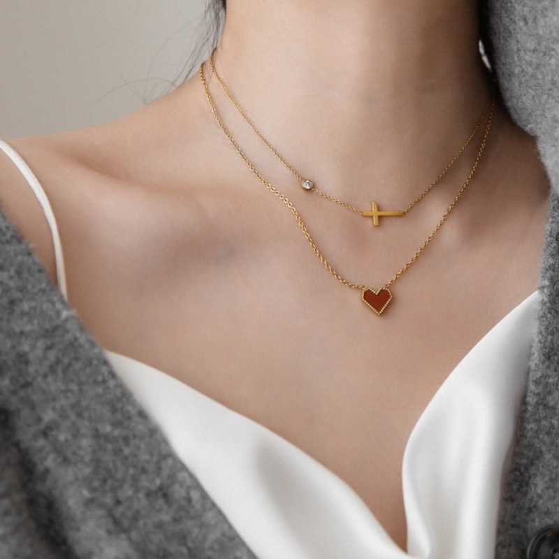 2023红色十字架锁骨链