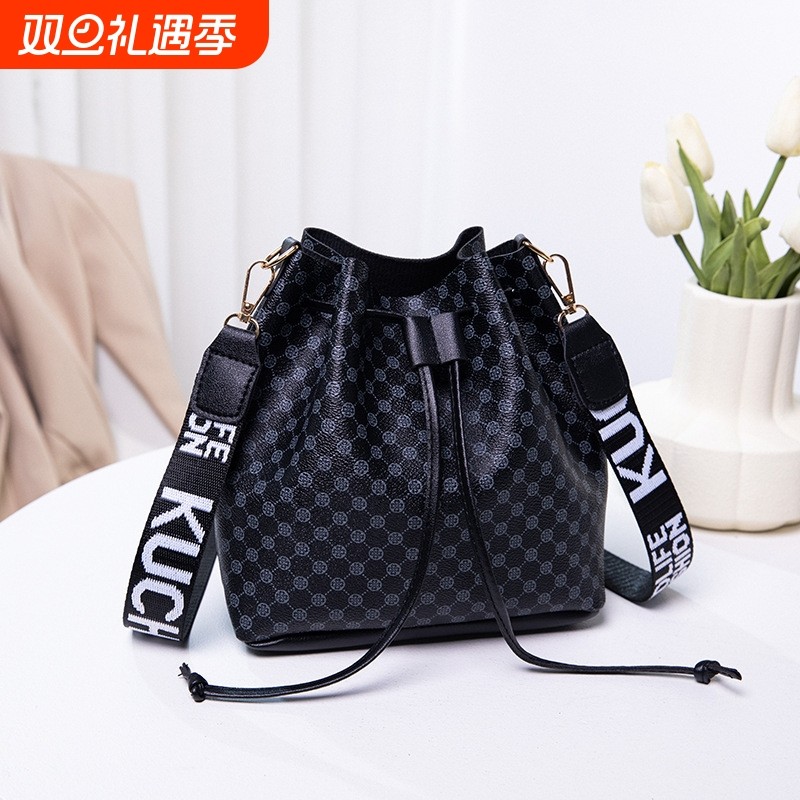 复古女包欧美流行单肩斜挎水桶包2025新款外贸抽带休闲潮流女包包