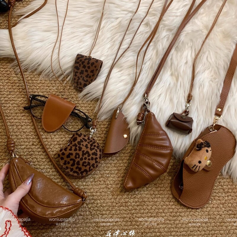 棕色系列~可爱kt猫豹纹皮质磁吸眼镜夹零钱耳机包长款挂脖配饰女