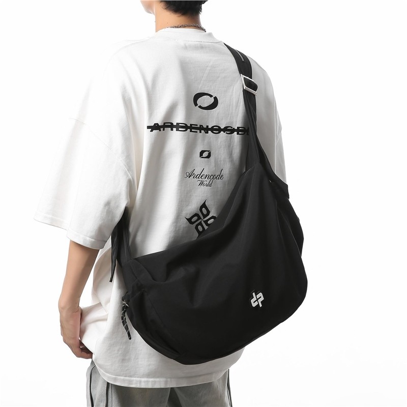 大容量斜挎包男包包宽松单肩包日系潮流运动健身旅行包背差包