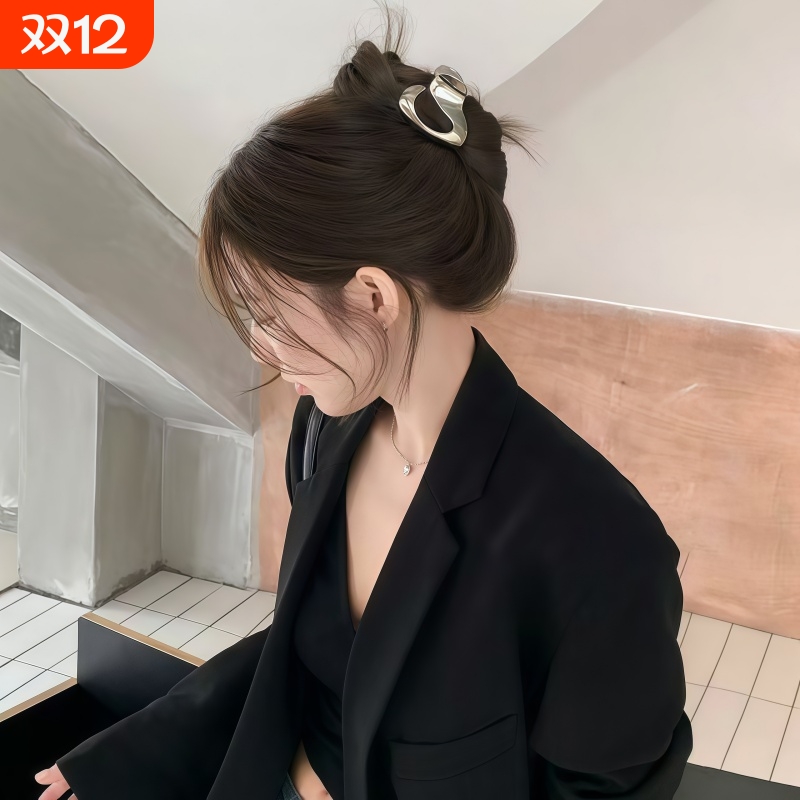 简约高级感银色鲨鱼夹