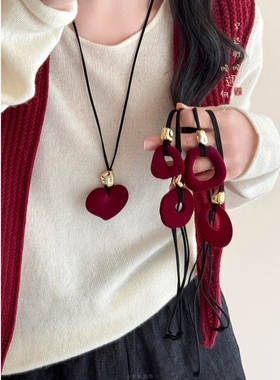 红色不规则丝绒吊坠项链女款秋冬长款毛衣链复古高级感衣服配饰品