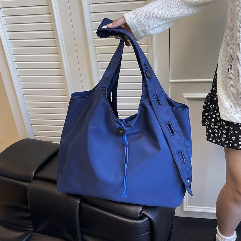 尼龙包包女2025新款夏季大容量单肩包度假风小众设计包帆布托特包