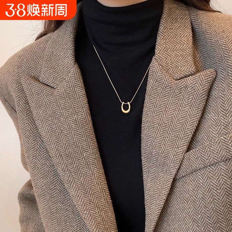金色马蹄吊坠项链女款2025新款爆款轻奢高级感简约钛钢毛衣链配饰