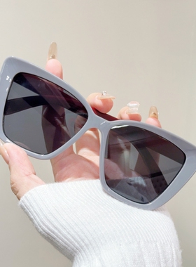 网红同款2025新款个性撞色小框太阳镜高级感圆脸显瘦墨镜潮流白色