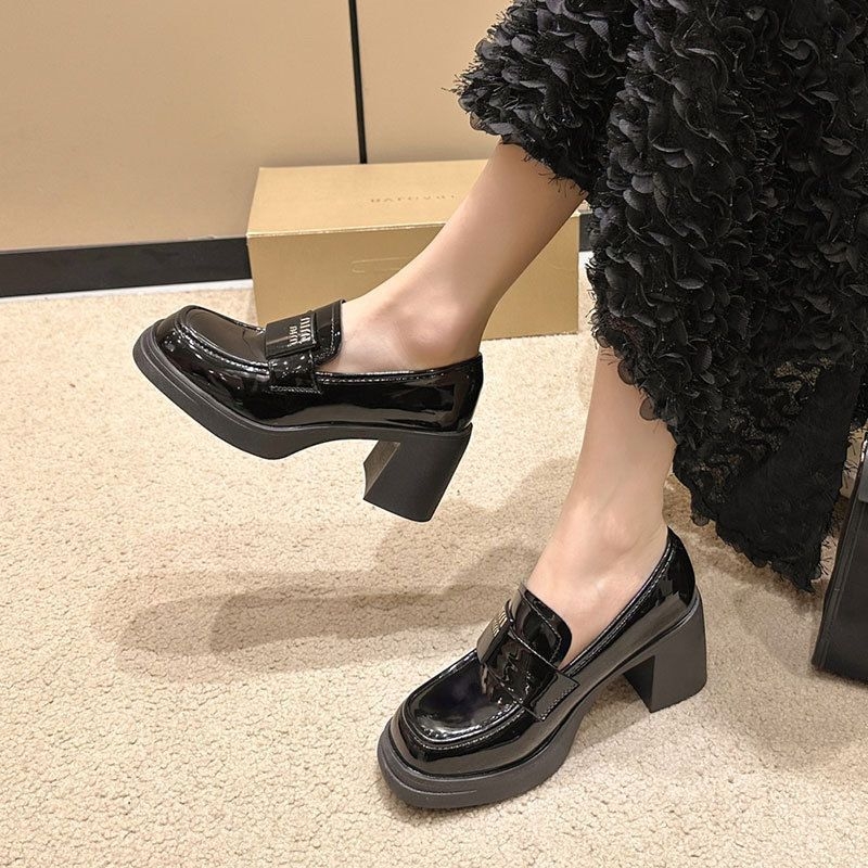 法式漆皮粗跟单鞋女2025年秋季新款配裙子高跟鞋子气质时尚小皮鞋