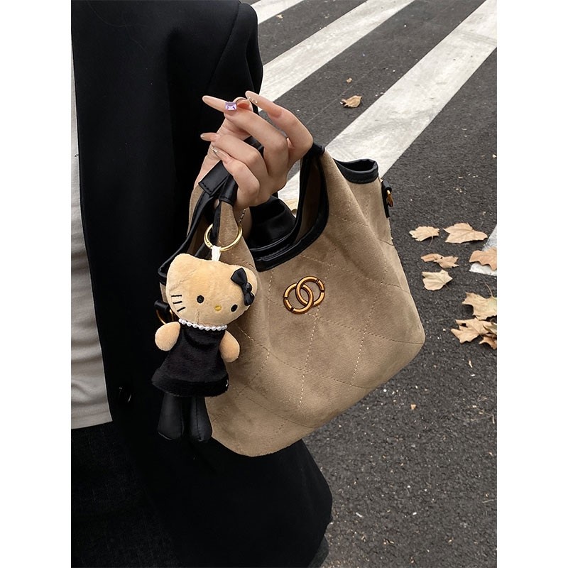 伊布古奇麂皮绒包包女2025新款斜挎包手提水桶包小拎包卡其色棕色