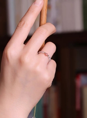 细天然斯里兰卡灰月光石女招桃花草莓晶简约指环轻奢时尚