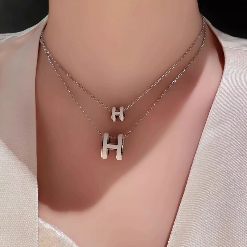 H字母镀18K项链女款轻奢小众高级感2026新款不掉色装饰毛衣链配饰