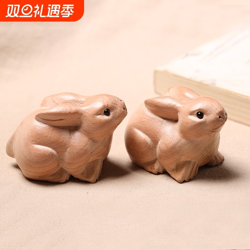 2024年桃木兔摆件木雕桃木兔子十二生肖兔原木兔汽车摆件整木无漆