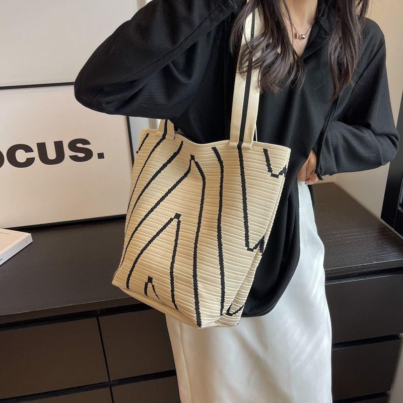 包包女小众设计波浪纹针织单肩包出街大容量通勤水桶包编织手提