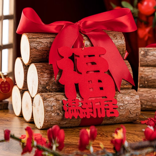 Дом перемещает и украшает дрова в дом, и дерево очень рада переехать в дом.