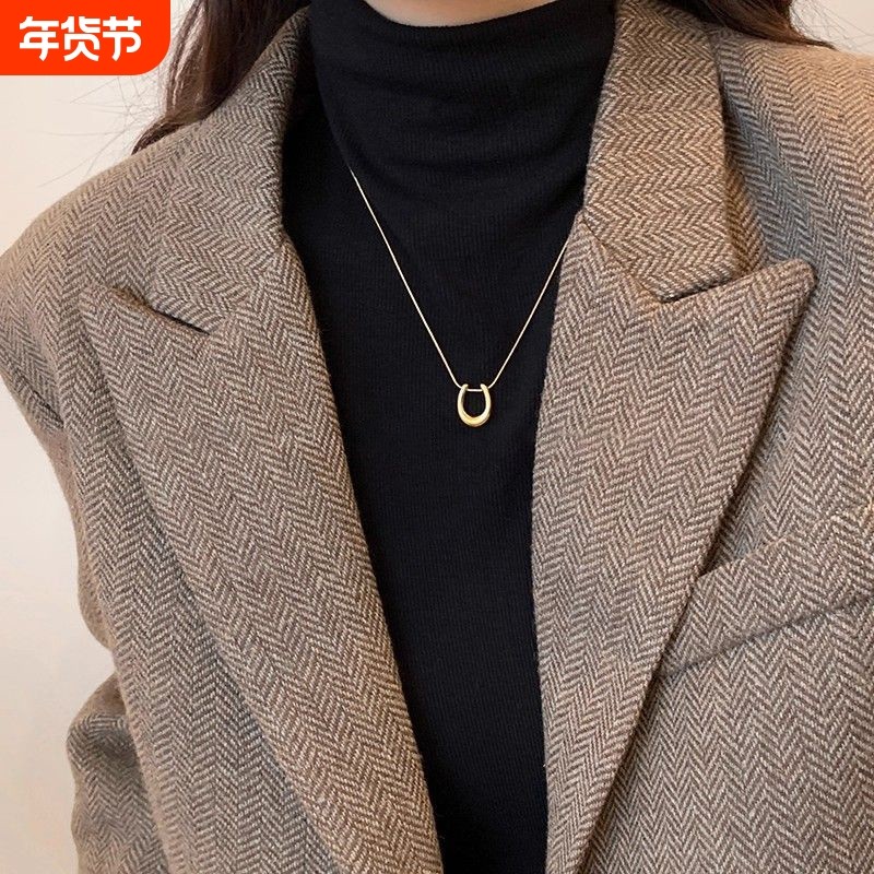 金色马蹄吊坠项链女款2025新款爆款轻奢高级感简约钛钢毛衣链配饰