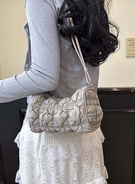 卡米仑30号枕包云朵包女包韩版手机包泡泡羽绒棉服包休闲单肩斜挎