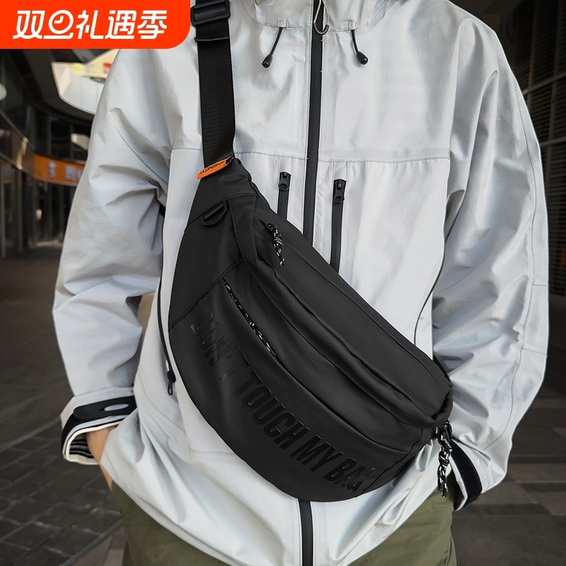 男士通勤斜挎包字母印花设计感胸包工装机车骑行包潮牌运动腰包女