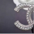 新款 胸针小香风高档字母珍珠满钻女设计感胸花配饰感别针气质女