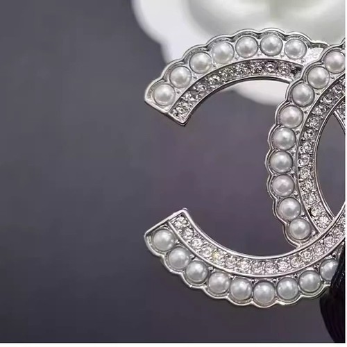 新款胸针小香风高档字母珍珠满钻女设计感胸花配饰感别针气质女