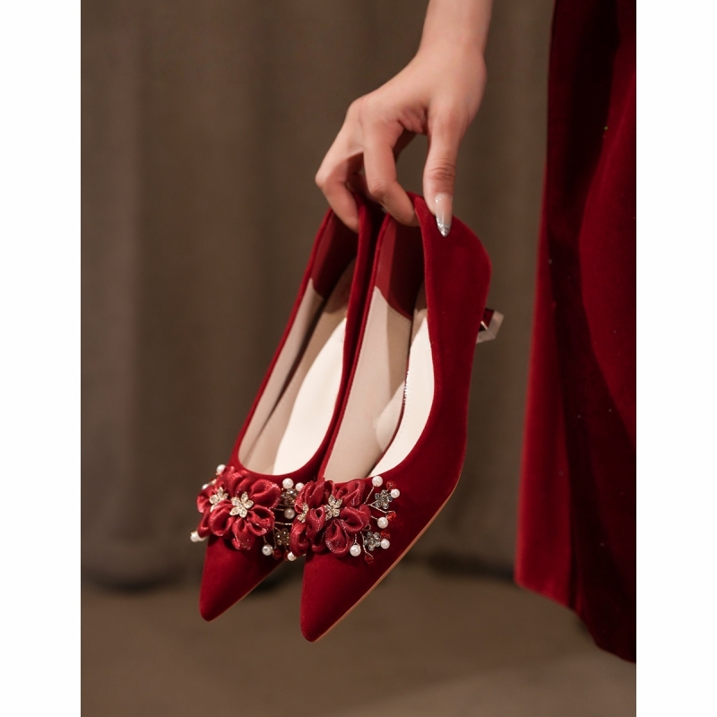 红色绒面结婚鞋女尖头绝美秀禾新娘鞋低跟孕妇不累脚单鞋细跟高跟