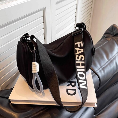 大容量防水饺子包单肩斜跨男女新