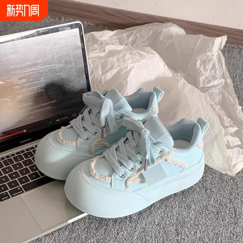 品牌断码板鞋女款2026新款春夏百搭厚底小白鞋小众面包鞋增圆头