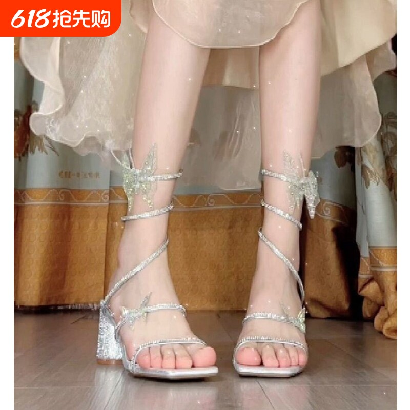 意尔康心选今年流行的凉鞋仙女配裙子一字带粗跟闪闪水钻透明绑带