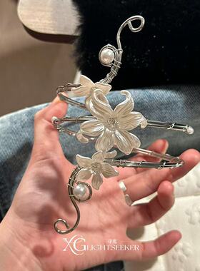 【温婉伴华】法式白色鸢尾花缠绕式臂环时尚精致小众优雅独特手饰