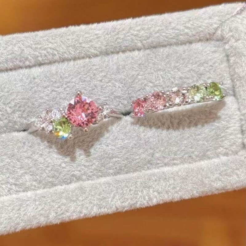春日限定粉绿撞色彩色戒指小众设计不撞款显白神器可叠戴双戒组合