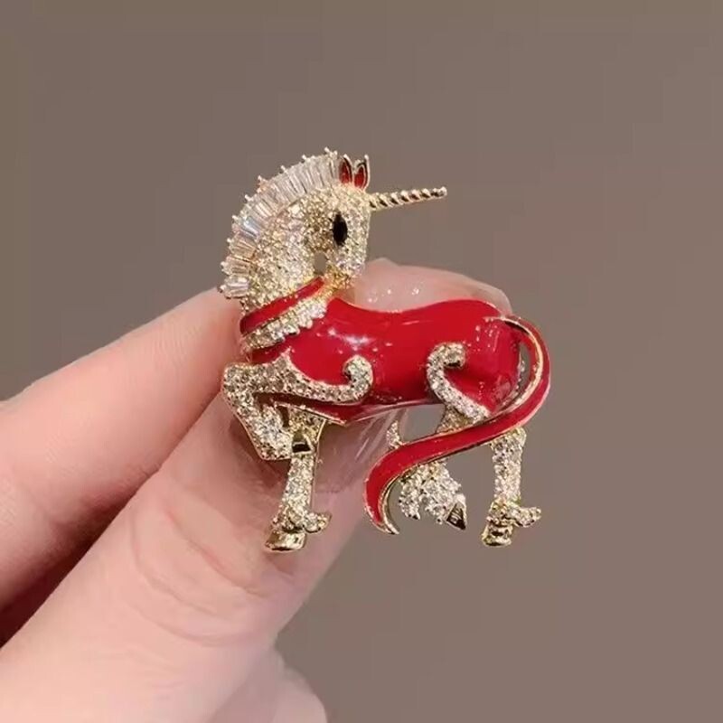 独角骏马水钻胸针女马年红色喜庆精致设计感胸花别针配饰新年礼物