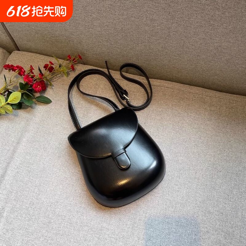 2026高级感时尚简约单肩包女款马鞍小众设计师贝壳红色斜挎手机包