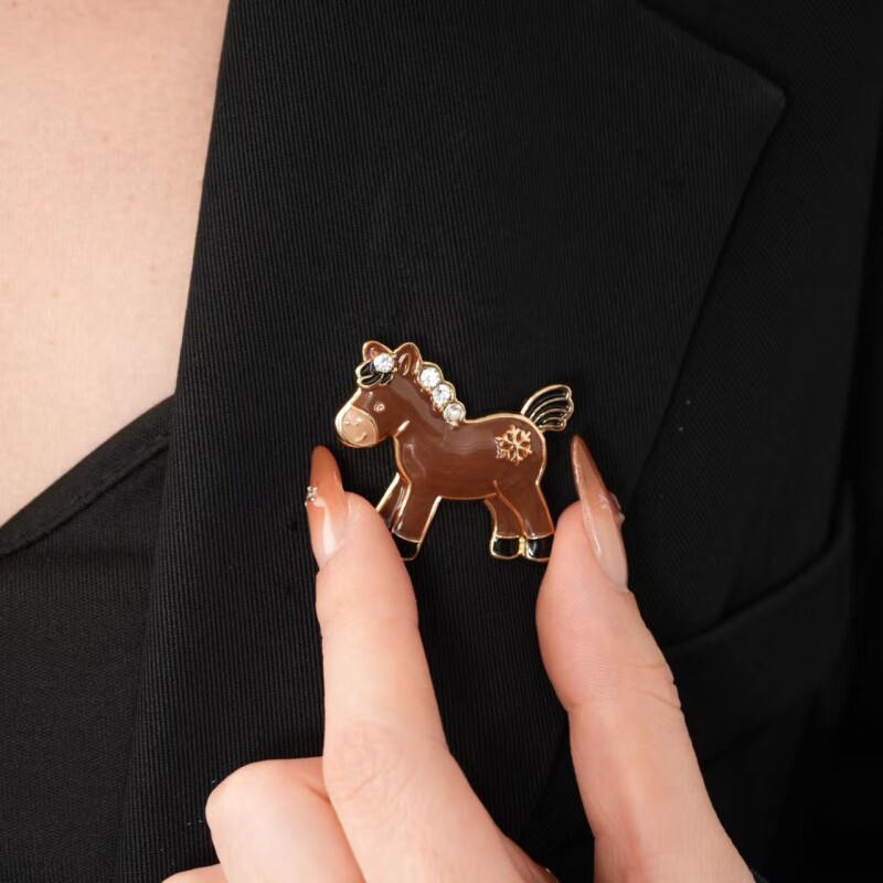 咖色滴油镶钻时尚百搭小马胸针可爱气质小众设计高级感百搭配饰