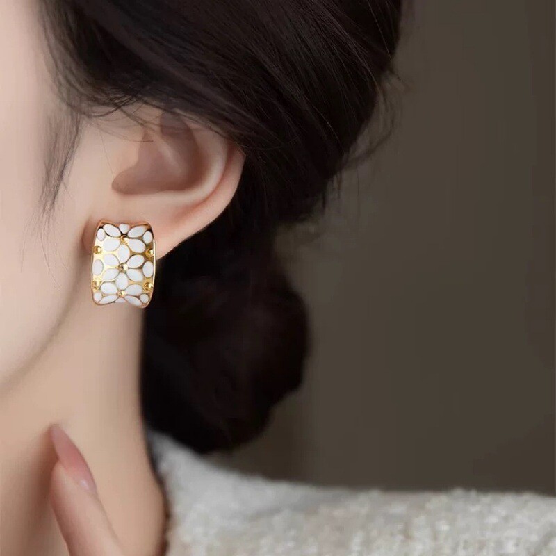 奶白温柔雏菊小花朵耳环高级感滴釉雕花耳钉女法式复古耳扣耳饰品