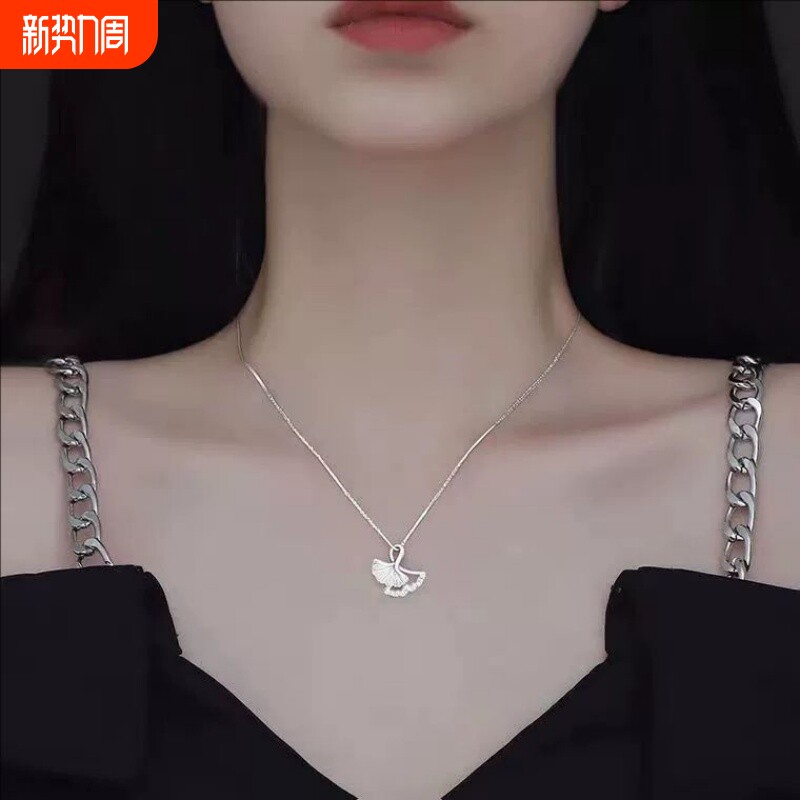 送女友银杏叶项链女小众设计高级感锁骨链2026年新款潮耳饰品钛钢