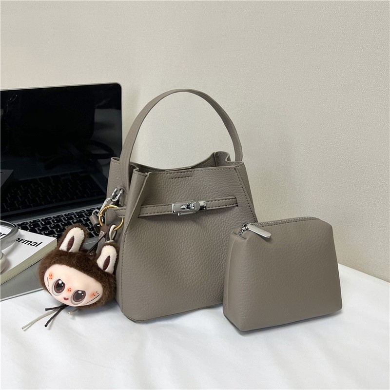 2025新款秋冬季百搭女包软皮小包包斜挎包通勤单肩手提水桶包黑色