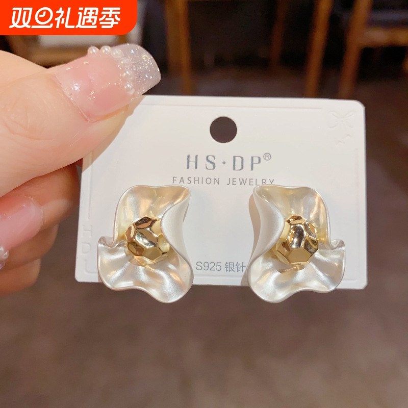 s925银针小众设计感气质简约金属花瓣耳钉时尚轻奢高级耳饰批发