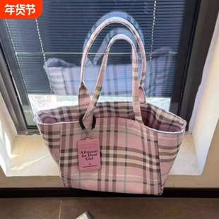 粉色格子斜挎包帆布包包女款手提通勤单肩包女大容量日常百搭波点