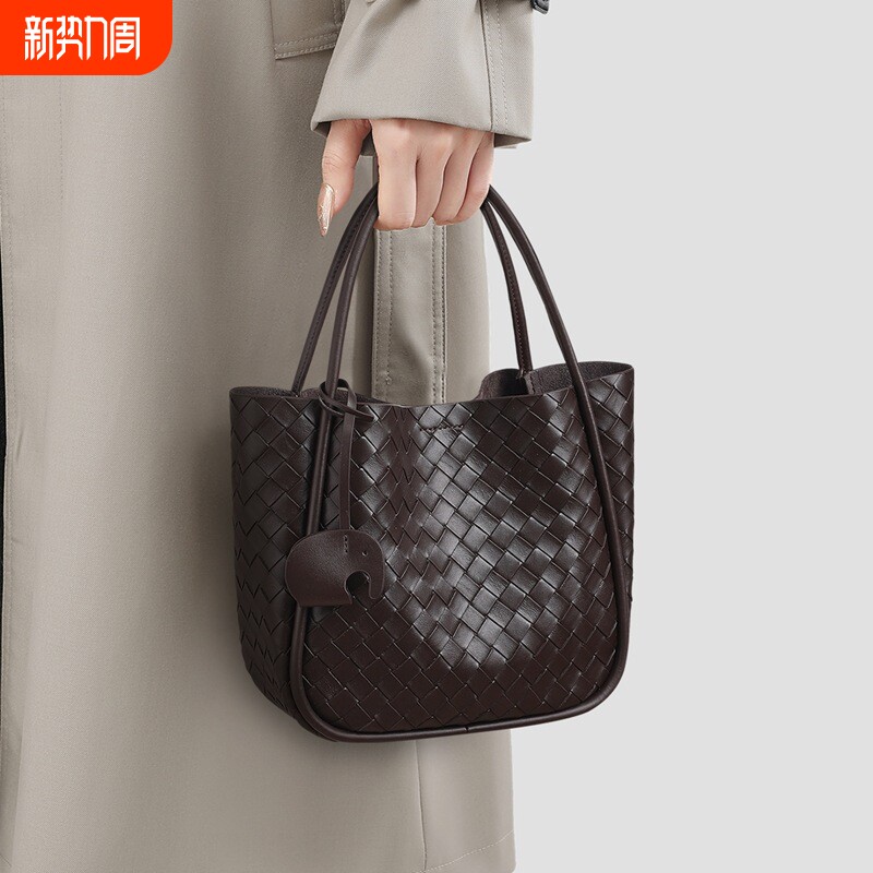 店酷奇水桶包包2026新款真皮女包编织包菜篮子包百搭大容量手提斜